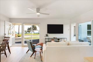 Shoreline Cottage - 0