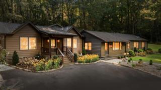 Dahlia House, 3 BDRM Walk To Town - 0