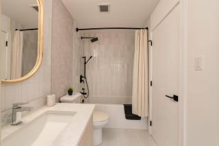 Family Modern 2BR Condo with City View, DT, Balcony, Free Parking & In-Suite Laundry! - 5