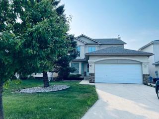 Private Queen Bedroom in Kenaston, Walmart, Costco, MITT, IKEA, Outlet, Unversity of Manitoba are nearby - Winnipeg - 1