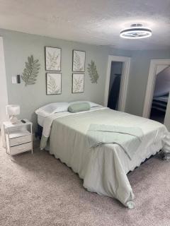 3 bed room 5 beds 1 bath sleeps 6 guest - 7