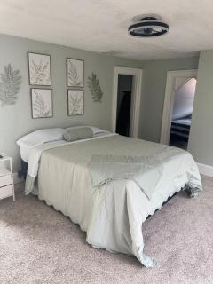 3 bed room 5 beds 1 bath sleeps 6 guest - 2
