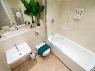 Leeds River Aire 2 Bed Apartment Near Station - 1