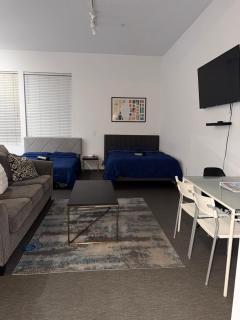 Walk to NoHo Arts District Modern Studio - 7