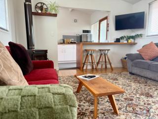 Studio Twenty5, Unique Poolside Retreat Near Nelson - 2