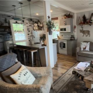 Mile 77 Cottages Lakefront 100yr old Railway Cottage - 6