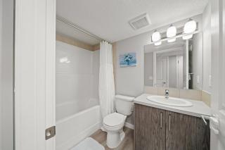 Modern 1BR YYC Suite Sleeps 3-4 in Calgary Near Airport - 2