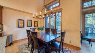 Truckee Escape w Hot Tub Minutes to Skiing Dining Trails Valmont Lodge by Lake Tahoe - 2