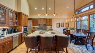 Truckee Escape w Hot Tub Minutes to Skiing Dining Trails Valmont Lodge by Lake Tahoe - 1