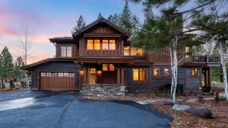 Truckee Escape w Hot Tub Minutes to Skiing Dining Trails Valmont Lodge by Lake Tahoe - 0
