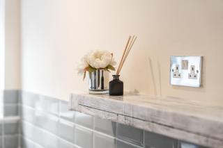 Freshly redesigned 2-bed in Thames Ditton - 8