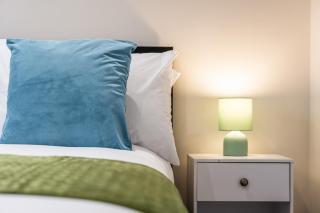 Freshly redesigned 2-bed in Thames Ditton - 5