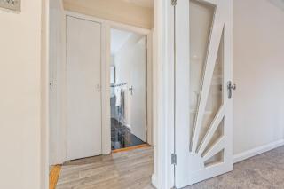 Freshly redesigned 2-bed in Thames Ditton - 3