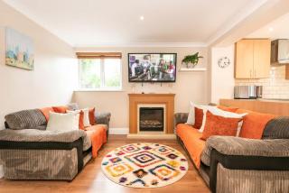 Spacious 3BR House Garden Parking -Mins to Tube - Pass the Keys - 0