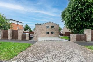 Spacious 3BR House Garden Parking -Mins to Tube - Pass the Keys - 9