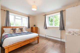 Spacious 3BR House Garden Parking -Mins to Tube - Pass the Keys - 8