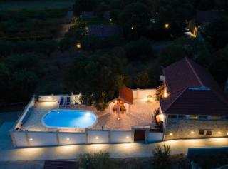 The Grandfather Villa – Heated Pool Retreat - 0