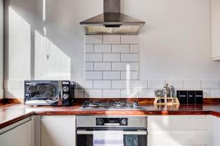 Wembley 3BR Apartment with Free Parking - 7