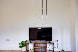 Wembley 3BR Apartment with Free Parking - 1