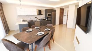 Girne Merkezde Geniş Teraslı Havuzlu Daire - 8