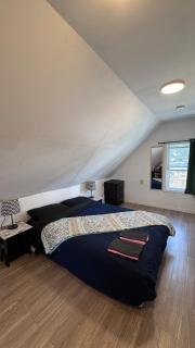 Cozy loft studio, 3rd floor, central AC, free parking - 0