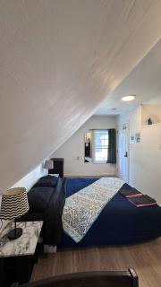 Cozy loft studio, 3rd floor, central AC, free parking - 8