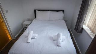 Greenings Apt Warrington - 2 Bed with FREE off road Parking & Wifi - 2