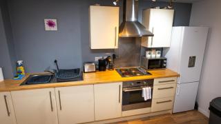 Greenings Apt Warrington - 2 Bed with FREE off road Parking & Wifi - 1