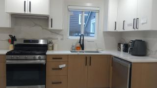 Vancouver Downtown Home - SkyTrain 5 Min Walk - Free Parking & Fast Wi-Fi - 4
