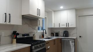 Vancouver Downtown Home - SkyTrain 5 Min Walk - Free Parking & Fast Wi-Fi - 3