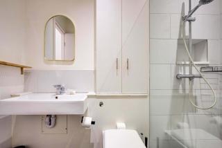 Wembley 1BR apartment with Free Parking - 3