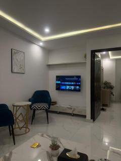 Cozy 1BHK with Netflix in Bahira town Lahore - 8