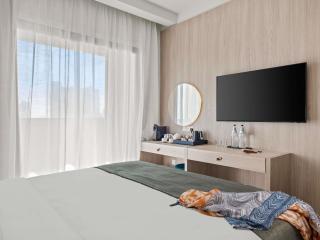 Mercure Larnaca Finikoudes Beach - 1