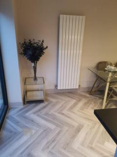 London 2BR Retreat with Free Parking & City Access - 4