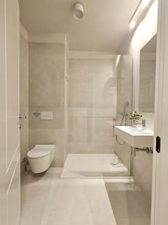 Private Seaside Room-Walk to Downtown - 4