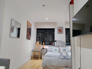 Fantastic location private Deluxe Ensuite bathroom Shoreditch Hoxton spitalfields Liverpool st London Bridge city 2 Rooms luxury Doubles for 5 guests - 6
