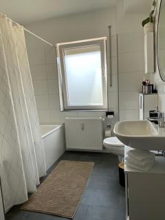 Spacious 65sqm private flat, New and fully equipped kitchen with dining room, Direct Bus to Messe - 4