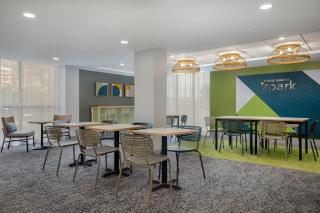 Spark by Hilton Toronto Airport - 1