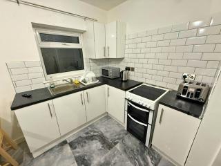Modern 2-BDR APT in Ashton-under-Lyne By Kammili Properties Short Lets - 7