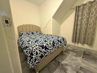 Modern 2 bedrooms Apartment- Ashton-Under-Lyne- Hosts 5 persons - 6