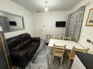 Modern 2-BDR APT in Ashton-under-Lyne By Kammili Properties Short Lets - 8