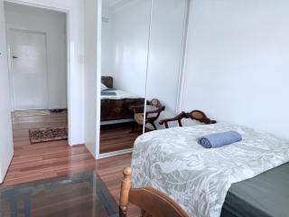 Spacious Luxe Rooms - Prime location in Earlwood & close to shops - Sydney - 3