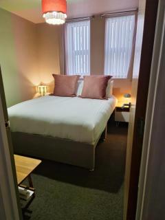 City Centre Flat with Free Parking, King Bed and Terrace - 7