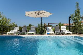 House IVA Nedešćina with swimming pool - 7 persons - 9