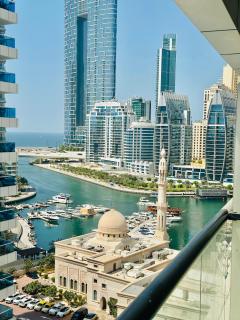 High-Floor Studio with Stunning Lake View in Dubai Marina - 2