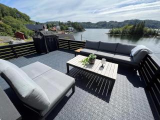 Lyngdal home with the sea - 1