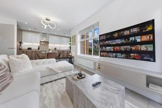 Work Crew 2BR with 2 Parking Spaces - Englefield Green - 0