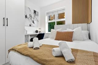 Egham Retreat Contemporary 2BR Peaceful Setting Free Wifi & Parking - 1