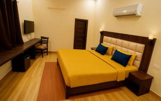 Hotel White affordable Stay - Near Taj - 9