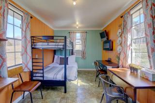 FishHouse Highland Cows FARM STAY Tinyhome Catfish - 0